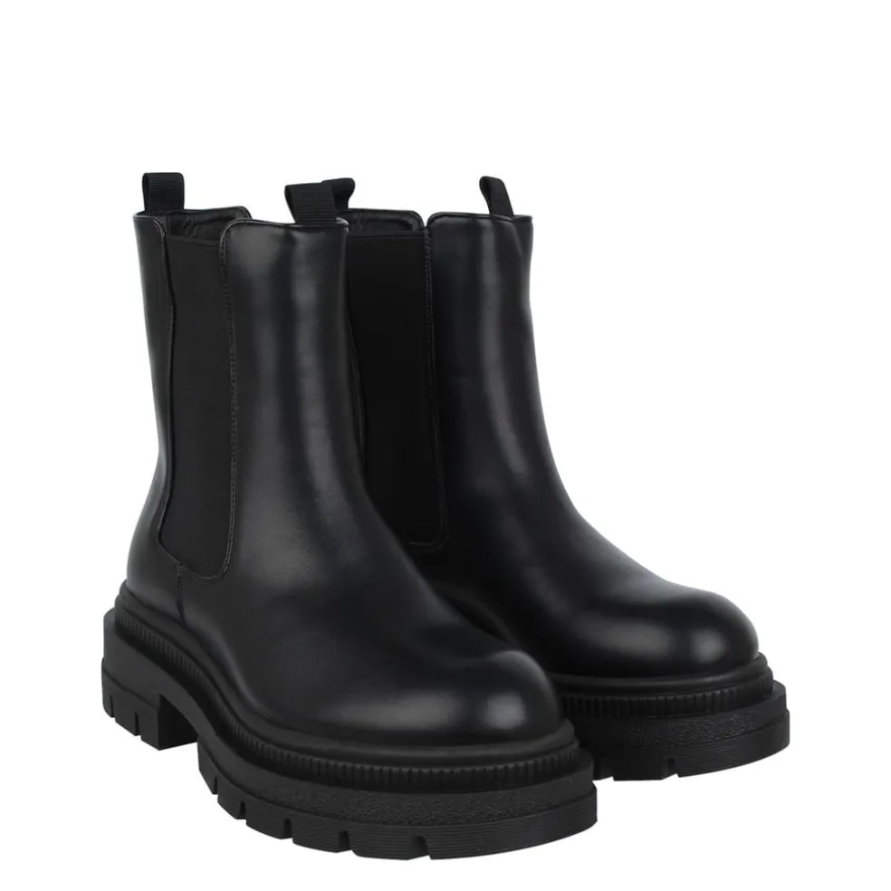 Be You Chunky Block Heel Chelsea Boots in Black