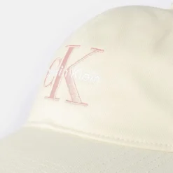 Calvin Klein Jeans Ckj Mono Cap in Cream