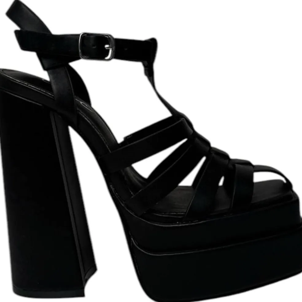 Chic Plfm Gldtr Sndl in Black