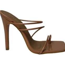 Chic Toe Loop Sandal in Brown