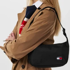 Tommy Jeans Essentials Daily Shoulder Bag in Black